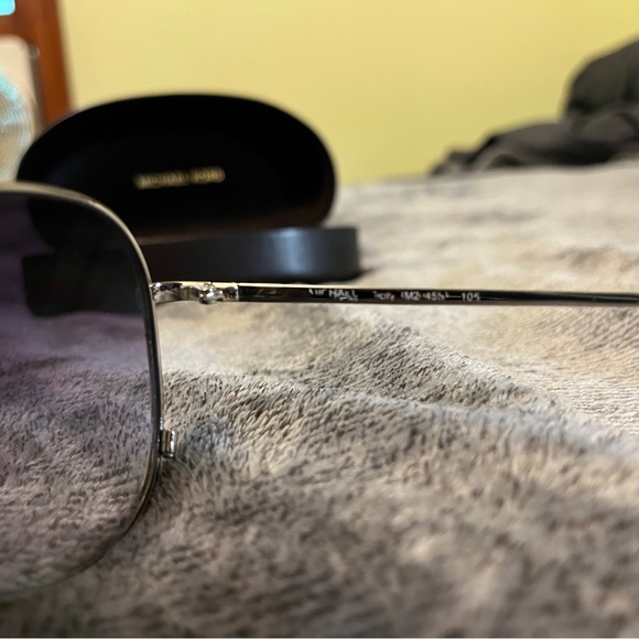 Michael Kors aviator sunglasses w/ hard case - Picture 6 of 9